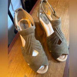 Earth Women's Curvet Khaki Suede Peep Toe Wedge Sandals. Size 11 Heel 2 1/2